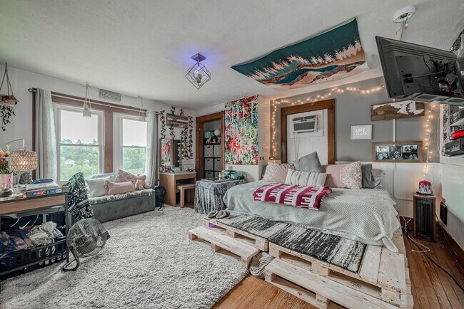 Building Photo - 4 Bedroom/ 2 Bathroom House - Downtown - A...