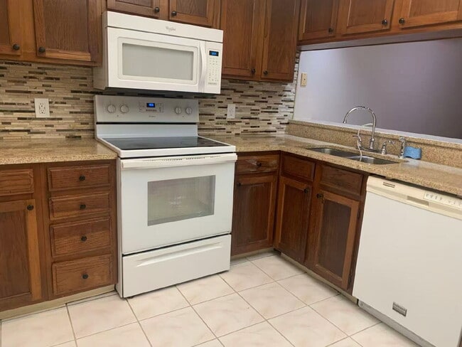 Building Photo - 217 Woodlake Wynde