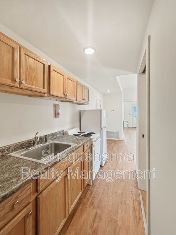 Building Photo - 171 E Derry Rd