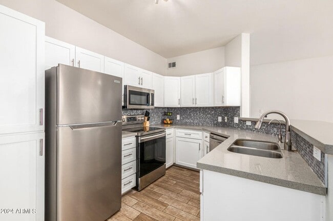 Building Photo - Lovely unit at Mira Vista Condominiums