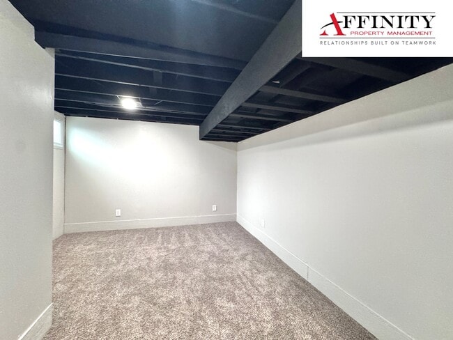 Building Photo - 5625 N Amoret Ave