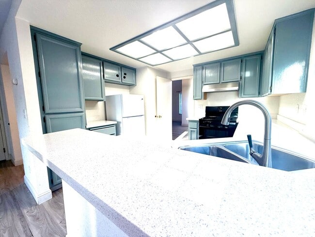 Building Photo - Beautiful 2 Story 4 Bedroom 2.5 Bath Home ...