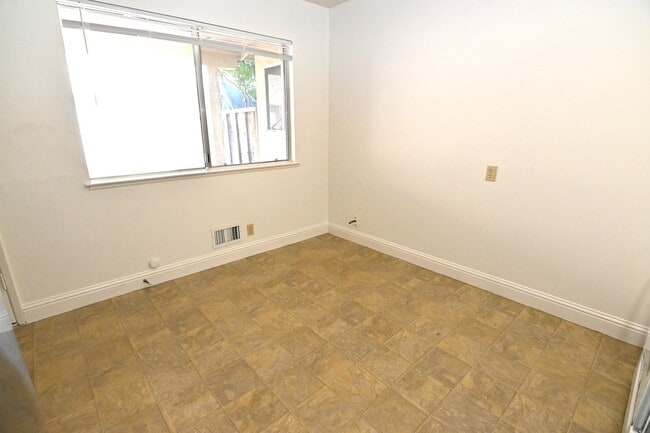 Building Photo - 639 Bolton Ct