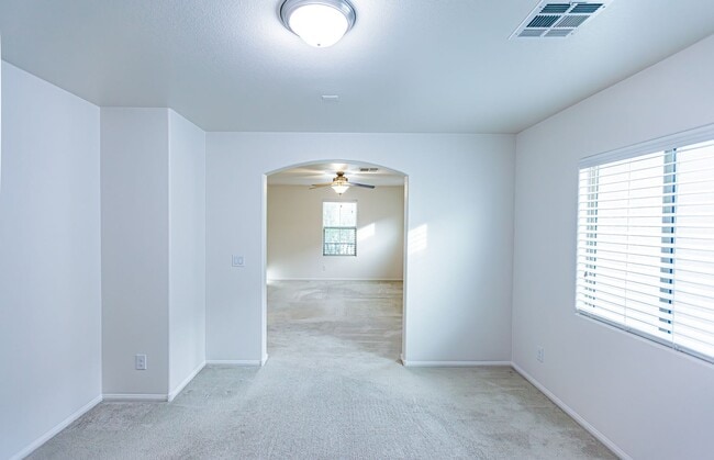 Building Photo - 4 Bedroom home located in Mountain's Edge