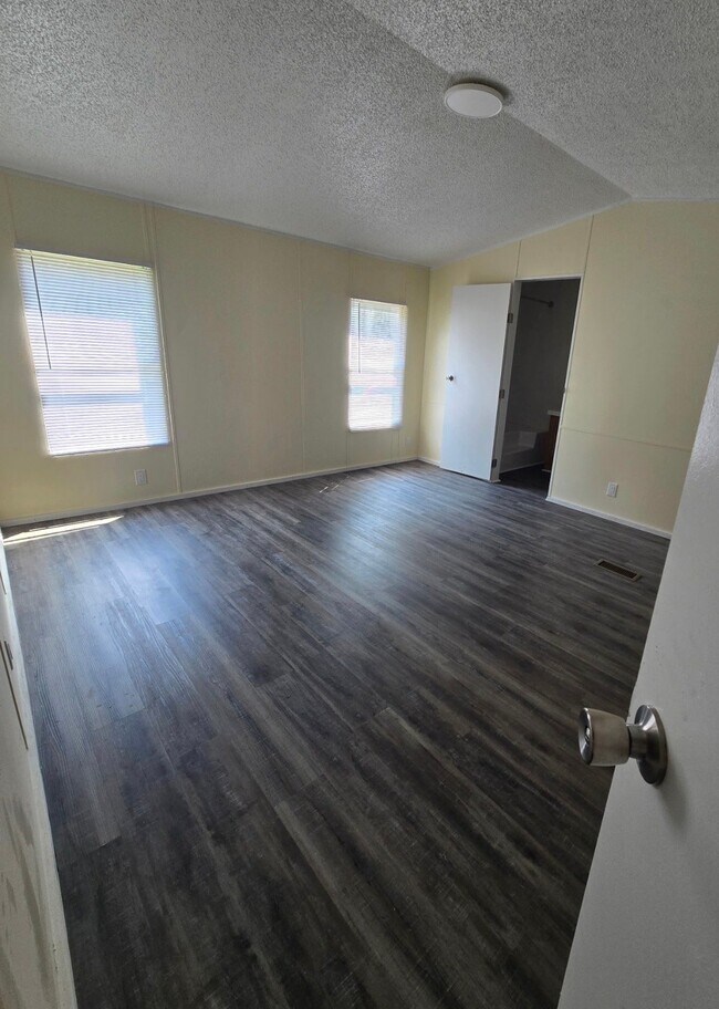 Building Photo - 7622 Shamrock Dr