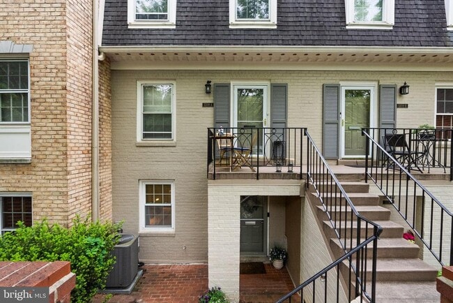 Building Photo - 3209 Sutton Pl NW