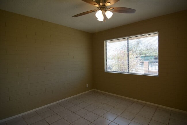 Building Photo - Updated 3 Bedroom 1 Bath Home! Central Tucson Location!