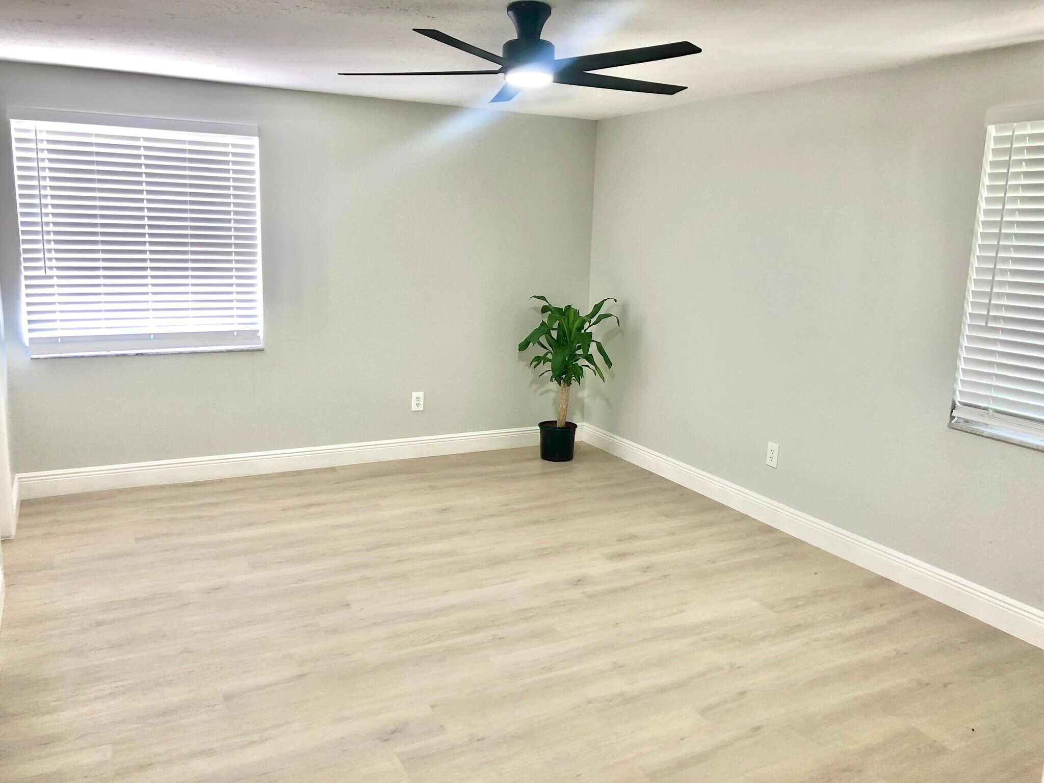 Master Bedroom - 4915 W McElroy Ave