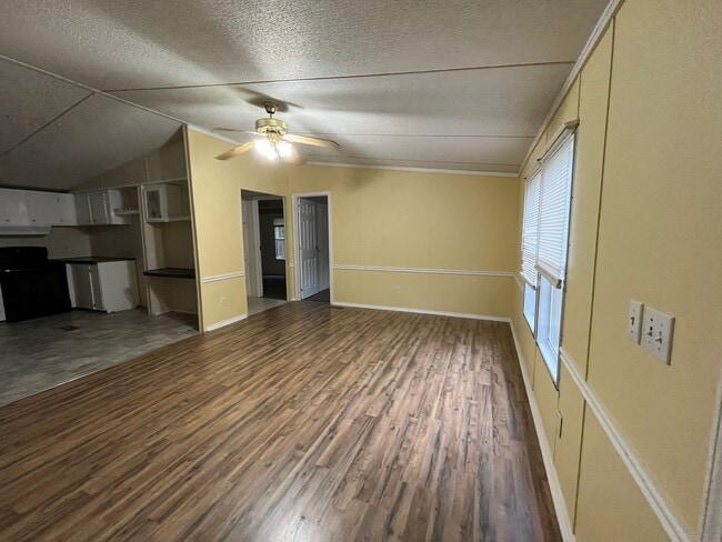 Building Photo - 3 Bedrooms, 2 Bathrooms - Mobile Home in West Rome!