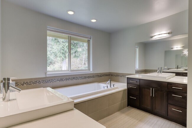 Building Photo - Gorgeous Large Home