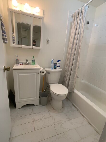 Building Photo - 15 University Rd