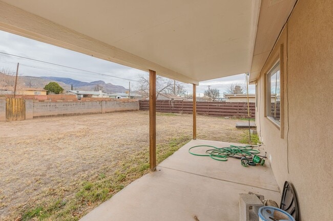 Building Photo - Bright & Inviting 3 Bed 1 Bath Home - Featuring Large Backyard!