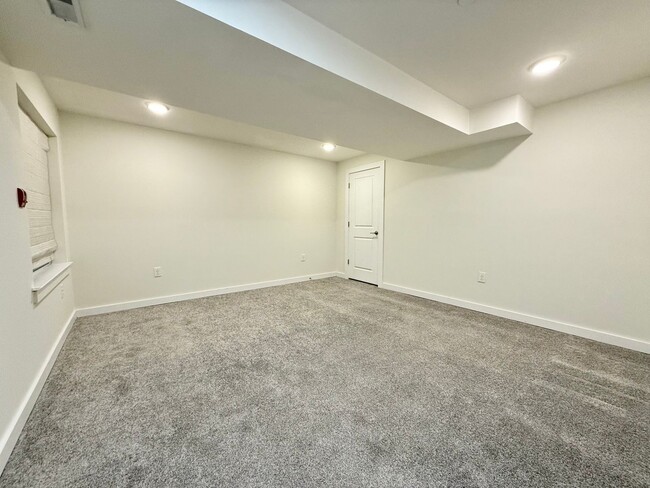 Building Photo - Spacious Bi-Level 2-Bedroom in N5 Flats