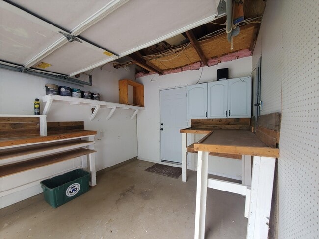 Building Photo - 14 Westcliff Dr