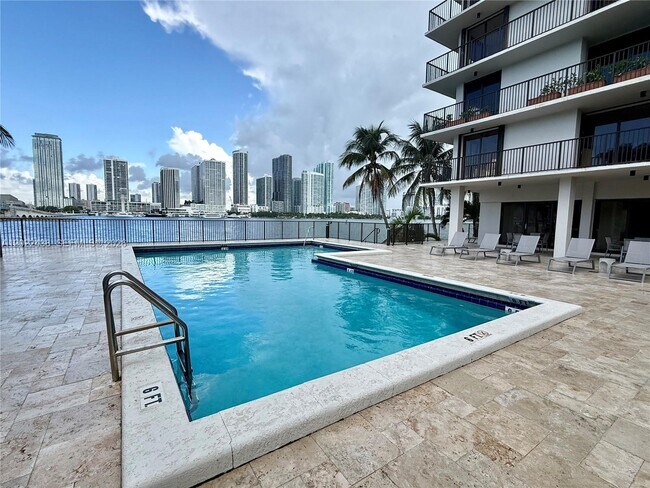 Building Photo - 801 N Venetian Dr