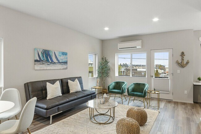 Building Photo - 910 21st St