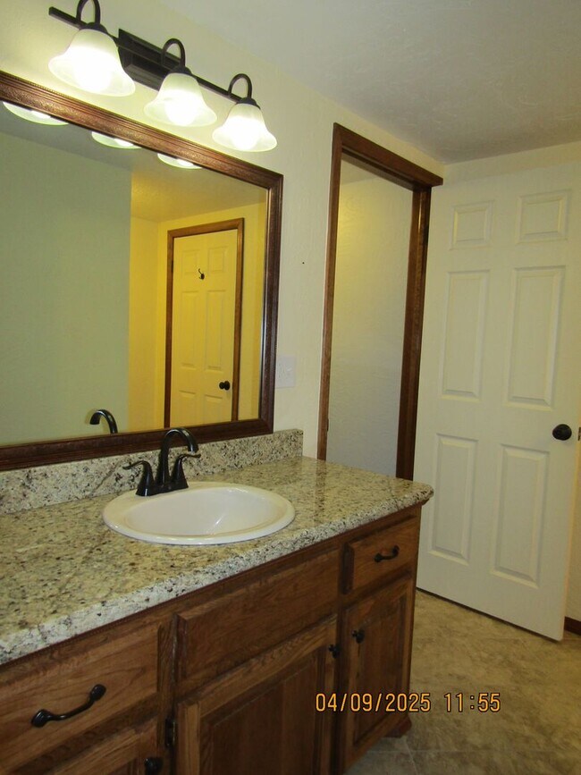 Building Photo - Fairway Villa Townhouse! Small Pets Negoti...