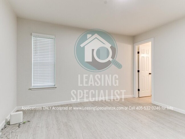 Building Photo - Adorable Norman 3 Bed 1.5 Bath House!