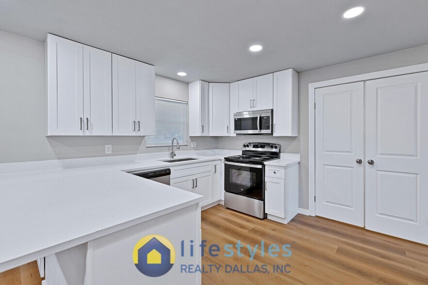 Building Photo - 717 Bonham St