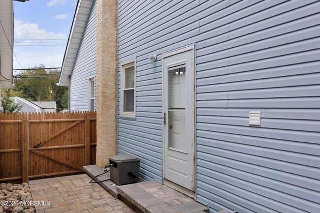 Building Photo - 811 Shore Concourse