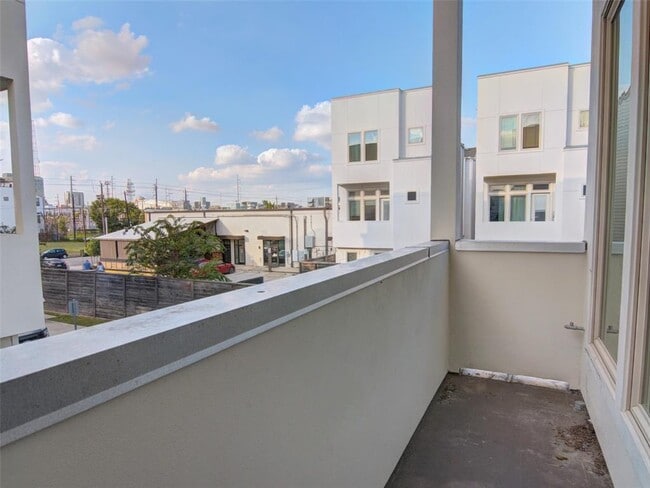 Balcony overlooking green space and downtown Houston - 2719 Clay St