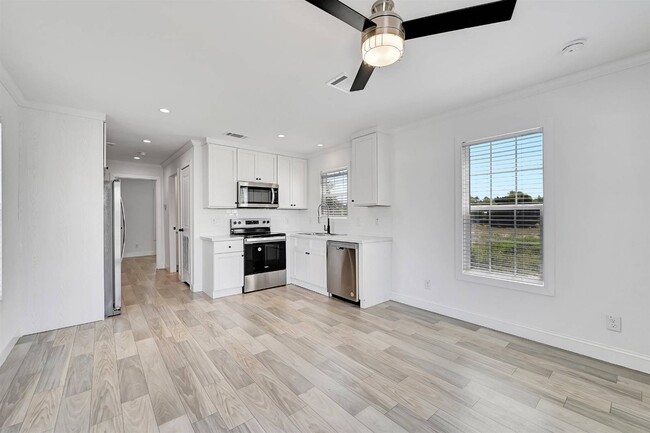Building Photo - 2210 Seaview St