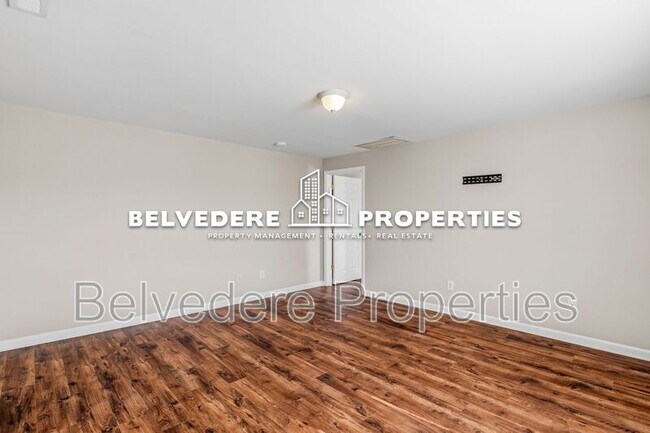 Building Photo - 611 W Green Dr