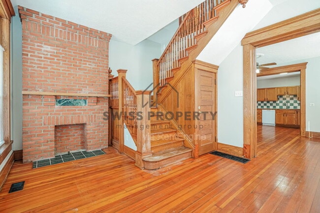 Building Photo - 804 E Main St