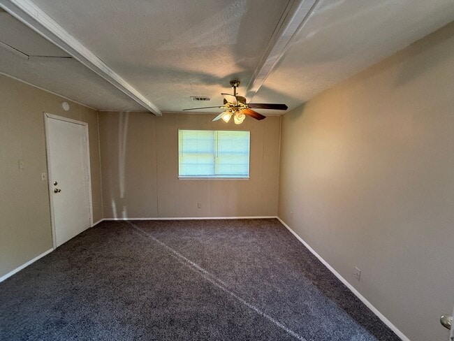 Building Photo - Hillview Area