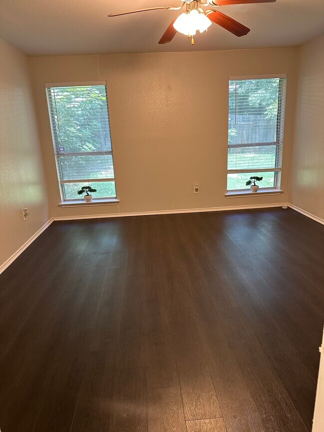 Building Photo - 900 Hollow Trail Ct