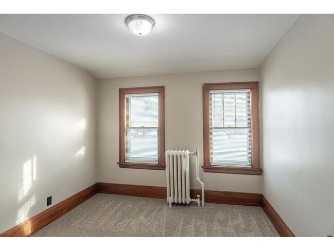 Building Photo - 890 Arkwright St N