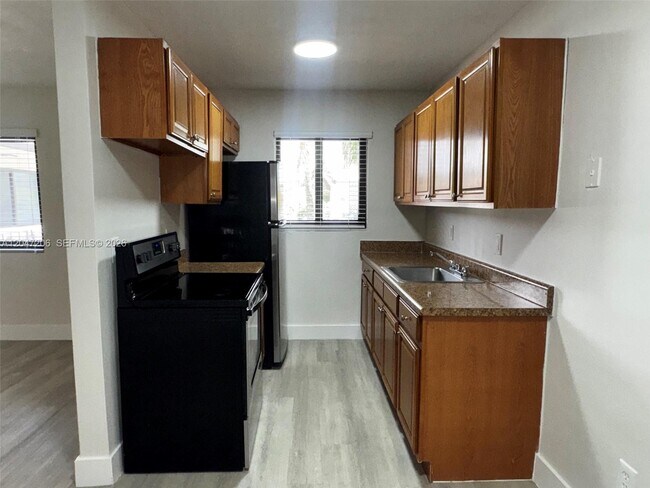 Building Photo - 1330 W 29th St