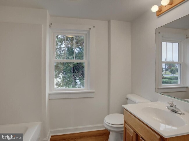 Building Photo - 557 N Franklin St