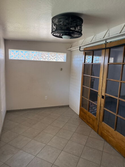 Building Photo - 2923 W Rose Ln