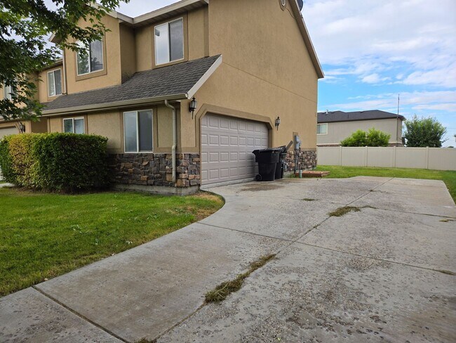 Building Photo - Beautiful 4 Bed, 2.5 Bath Townhome in Prim...