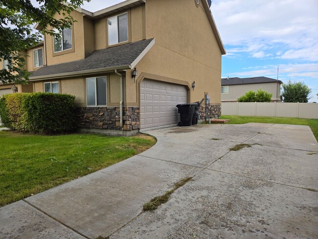 Building Photo - Beautiful 4 Bedroom 2.5 Bath Townhome in S...