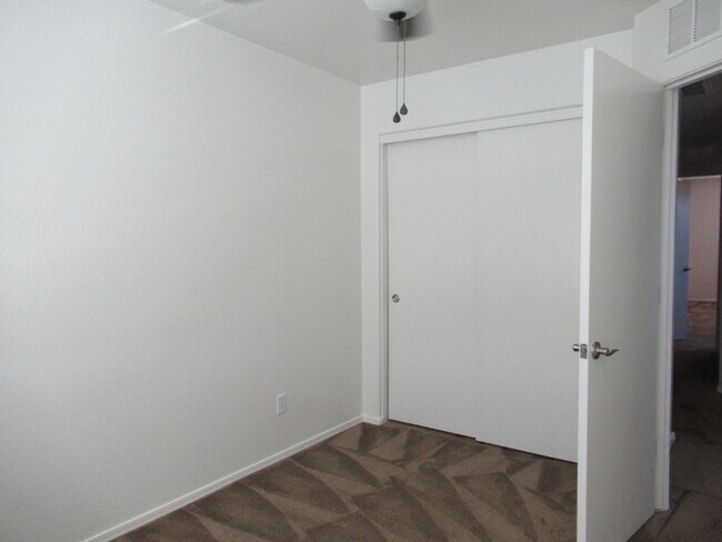 Building Photo - Spacious Home in Gated Community!