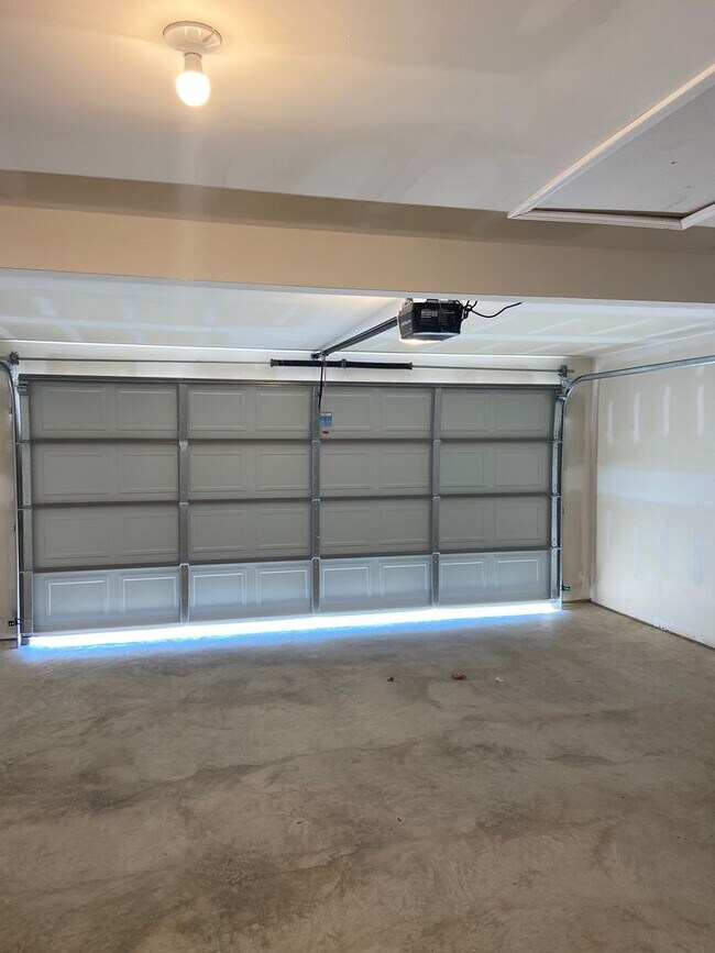 Building Photo - Pre-Leasing Now | Open-Concept 3-Bedroom Home in Fairview Haven