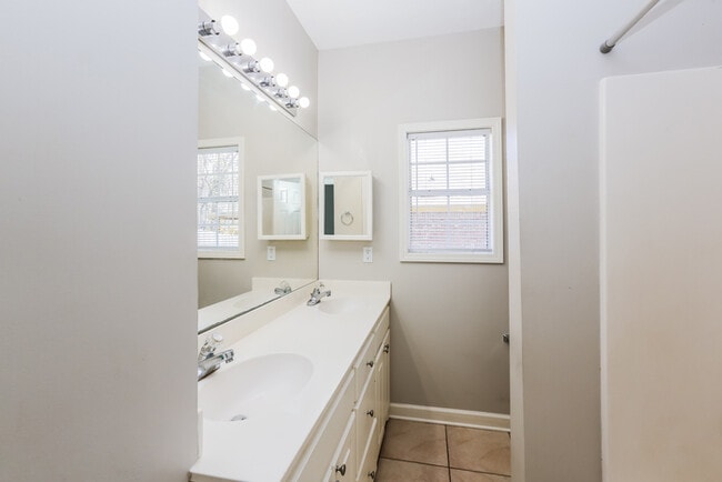 Building Photo - 139 Post Oak Dr