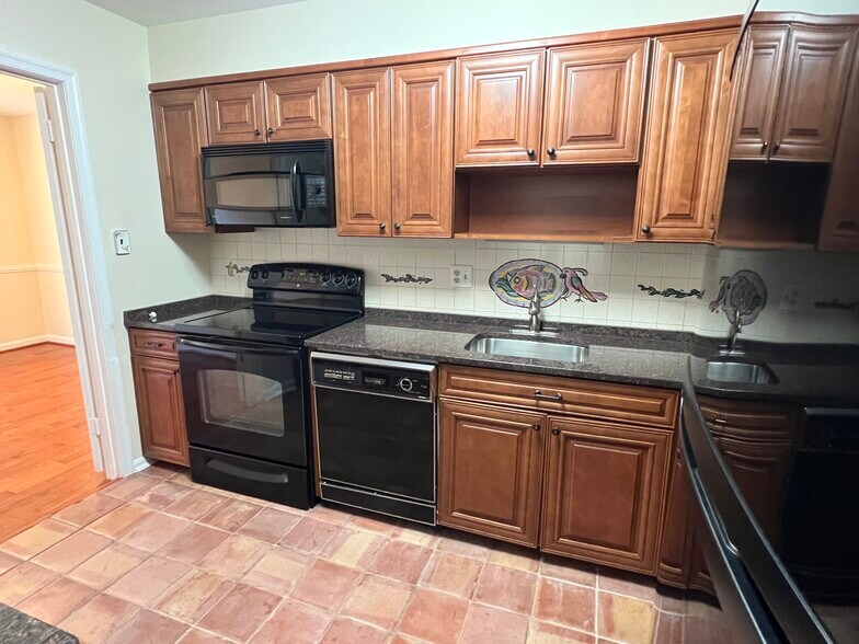Kitchen 5/5 - 2105 Bucknell Ter