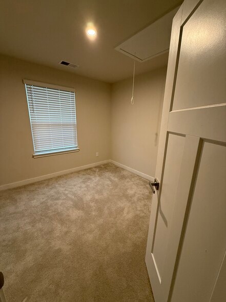 Building Photo - 2132 Autumn Cyprus Ave