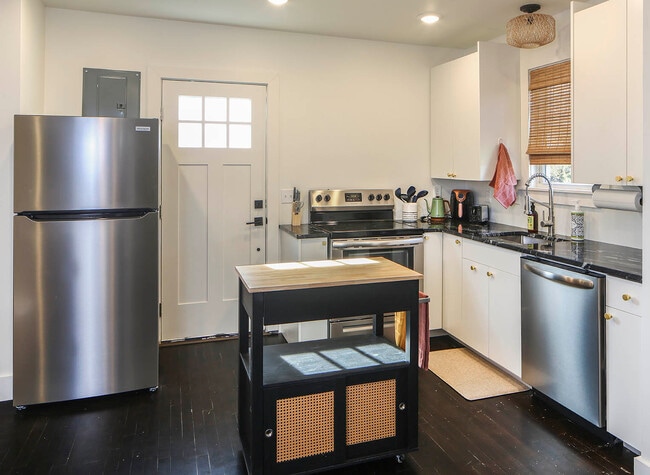 Primary Photo - 1104 Matthews Pl