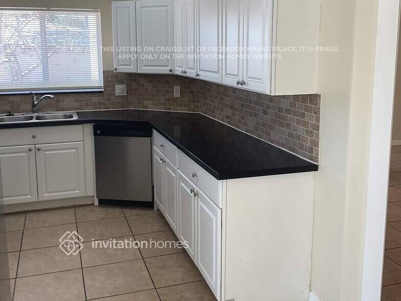 Building Photo - 1906 SW 123rd Ave