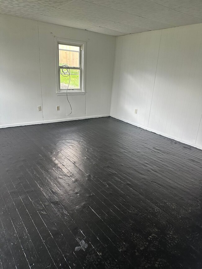 Building Photo - Three Bedroom Single Family House