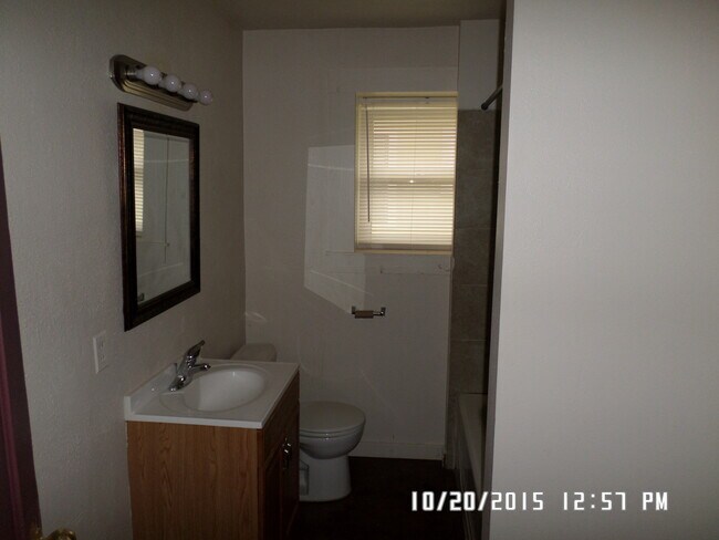 Building Photo - 3 Bedroom Home - Available February