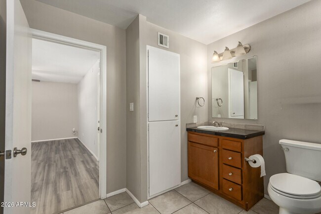 Building Photo - 105 E Manhatton Dr