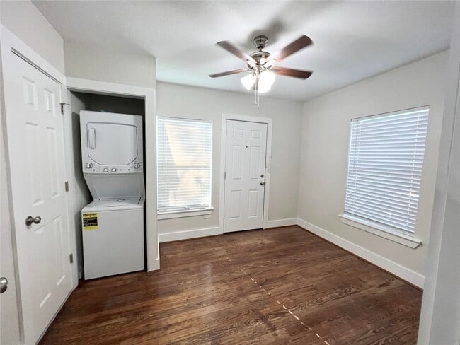 Building Photo - Adorable 2/1/1 Craftsman Bungalow in Angle...