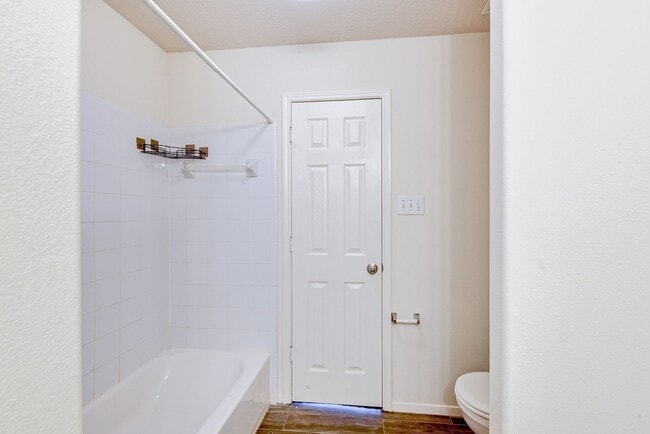 Building Photo - Marvelous 6-bed and 3.5-Bath Home in Cypre...