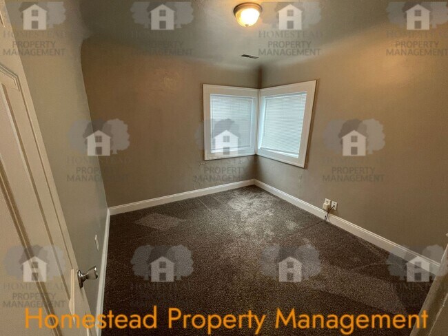 Building Photo - 660