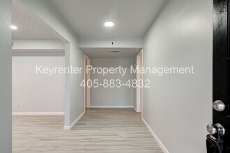 Building Photo - REMODELED 2 Bed 2 Bath 1 Mile West from Campus!